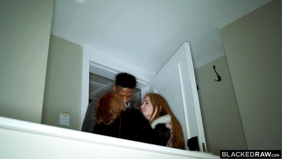 Снял в автобусе двух рыжих шлюшек и приболтал на жаркий трах