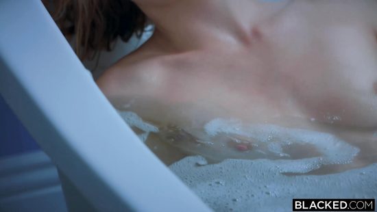 Худенькая блондинка напросилась на жесткий трах с мускулистым негром