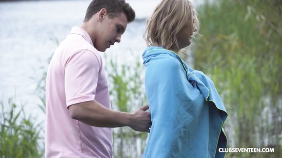 После купания поставил подругу раком и чпокнул на свежем воздухе