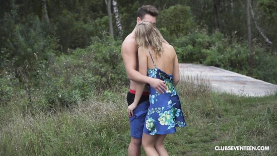 После купания поставил подругу раком и чпокнул на свежем воздухе