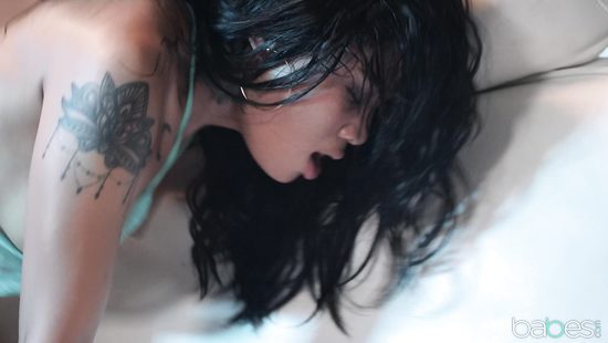 Чернокожая студентка добилась взаимности от друга своего отца