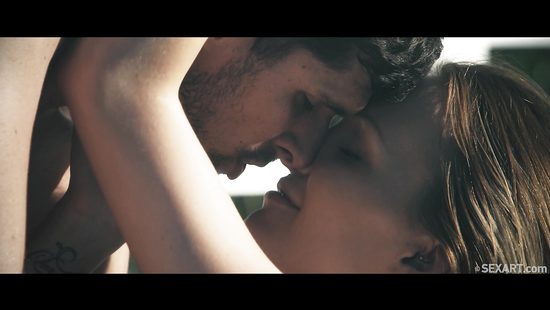 Стройная потаскушка нежно трахается с богатеньким парнем на лоджии