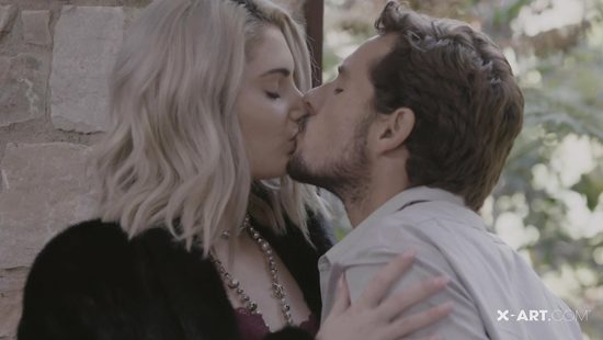 Семейная пара потрахалась в заброшенном доме в лесу