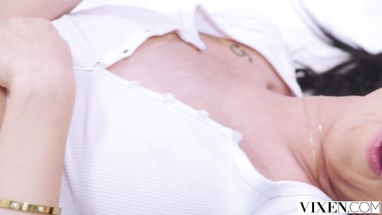 Близкие подруги за большие деньги согласились на групповуху с богачом