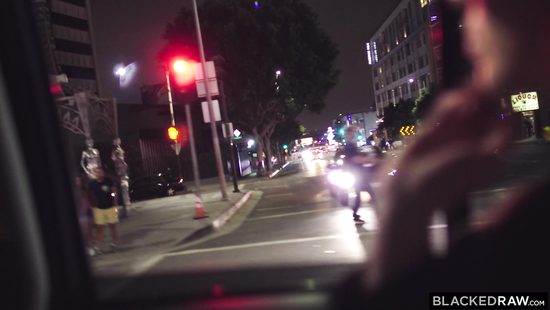 Встретила в аэропорту темнокожего любовника и привезла трахаться