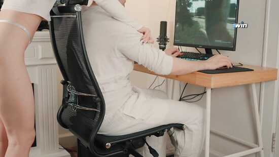 Тебе важнее пацаны в онлайне?