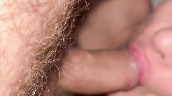 Делает миньет . Русская сосет