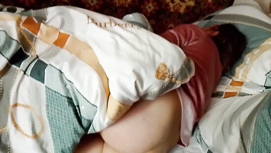 девочка спит