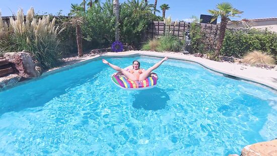 Лето и одна слишком довольная девчонка