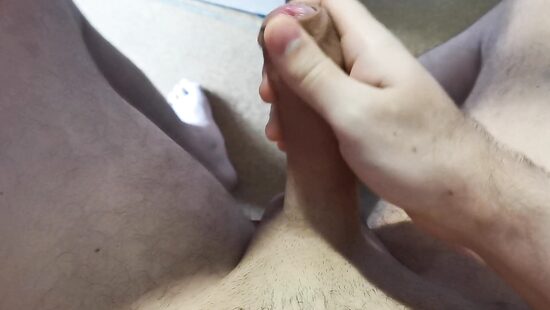 Горячий вирт и возбуждённый член под столом с сексуальной девочкой!