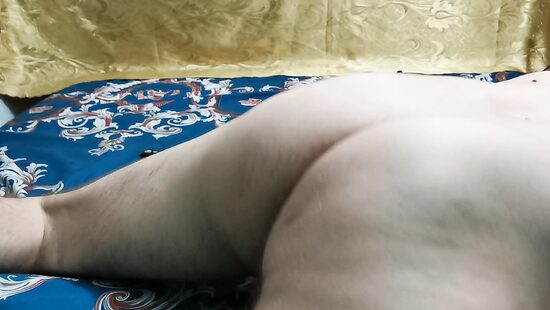 Горячим членом сексуально трахаю свою кроватку!