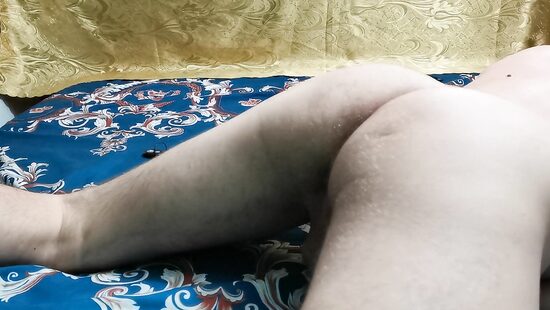 Горячим членом сексуально трахаю свою кроватку!