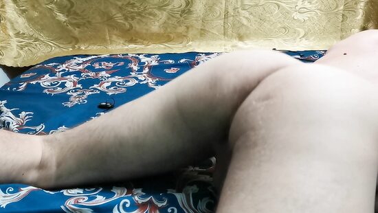 Горячим членом сексуально трахаю свою кроватку!