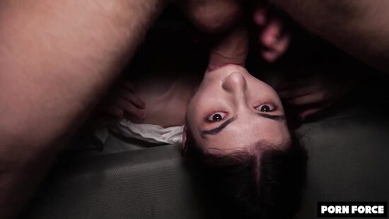 В домике между задранных ног