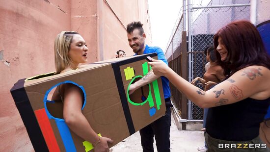 В подворотне дырявых коробок