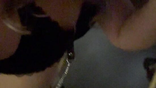 Отсос шлюшки на коленях ))