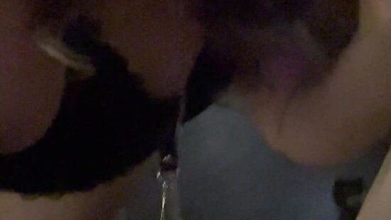 Отсос шлюшки на коленях ))