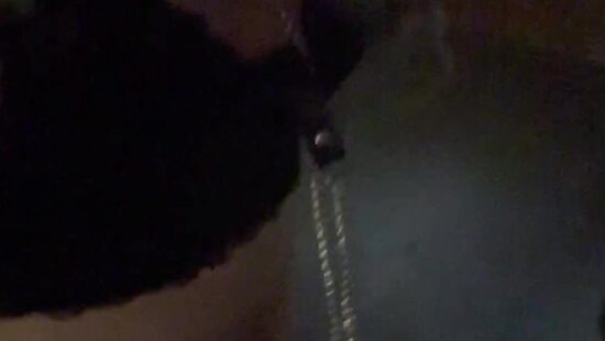 Отсос шлюшки на коленях ))