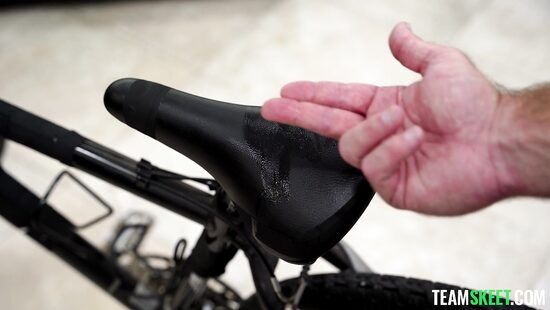 Крутила педали, пока членом по лбу не дали