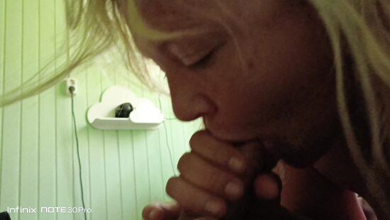 Отсосала член на камеру