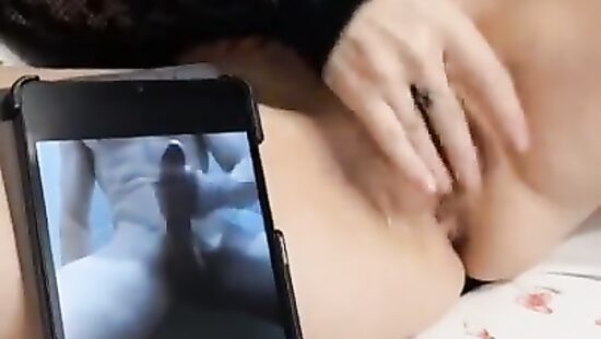 Ласкает киску