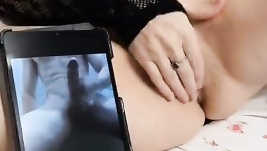 Ласкает киску