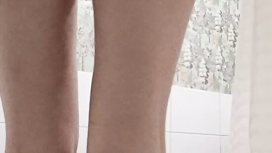 Решила чуть чуть подрочить в ванной)