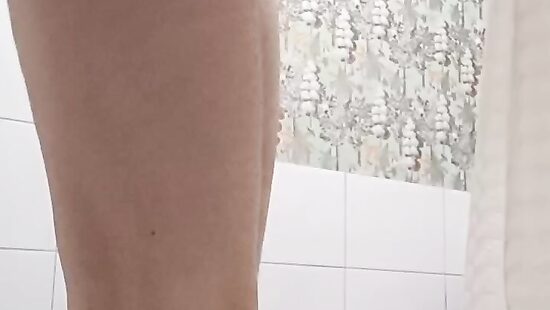 Решила чуть чуть подрочить в ванной)