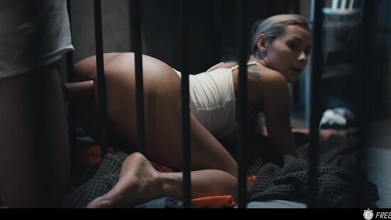 За решеткой часики тикают медленно