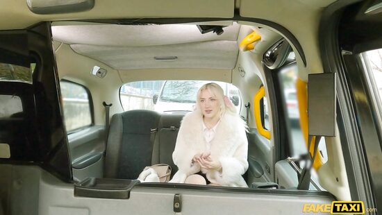 Проездной забыла дома, а трусы сняла в такси