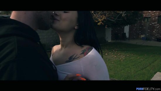 Озабоченный поклонник жестко оттрахал в киску татуированную нимфоманку