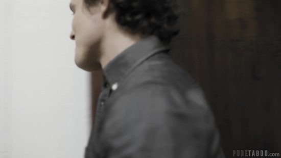 Длинноногая телочка порадовала кучерявого друга утешительным сексом