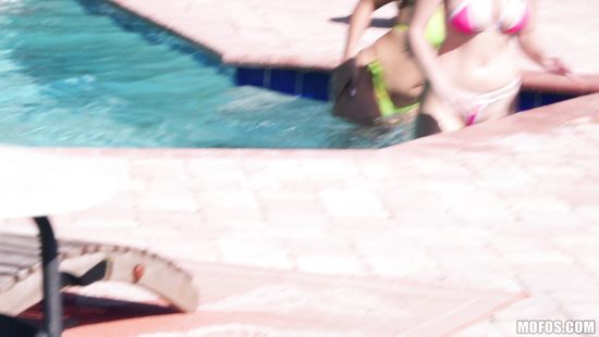 Веселье у бассейна закончилось классным ЖМЖ сексом от первого лица