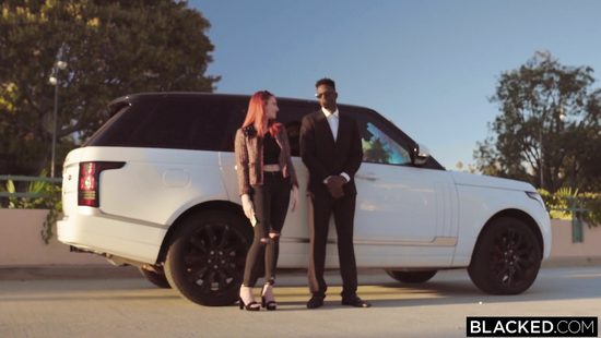 Рыжая блогерша ради подписчиков трахнулась со своим сопровождающим