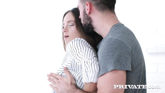 После прогулки бородач отымел русскую девчонку и обкончал ей личико