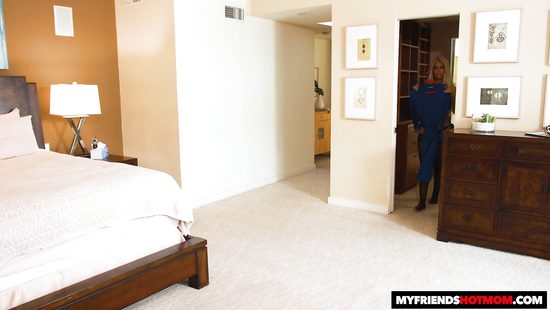 Развращённая дамочка скачет на большом пенисе паренька