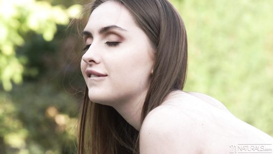 Обворожительная девушка дрочит парню ногами и трахается в нежную киску