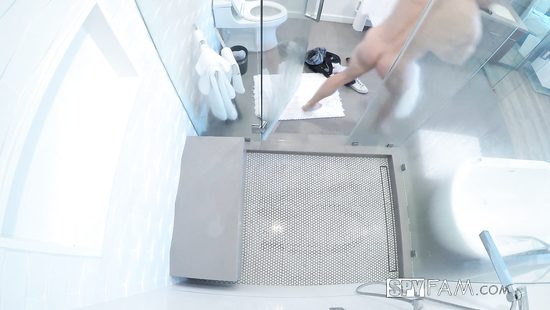 Длинноногая красотка жарко сношается с подкачанным любовником во всех комнатах