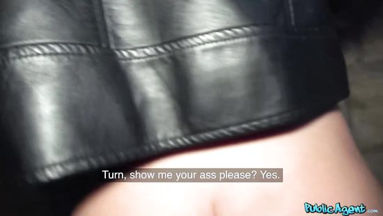 Сексапильная девушка трахается в письку с озабоченным пикапером под мостом