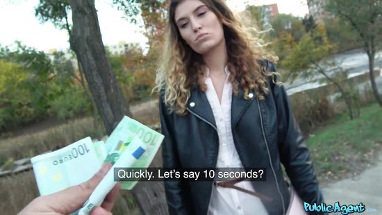 Сексапильная девушка трахается в письку с озабоченным пикапером под мостом