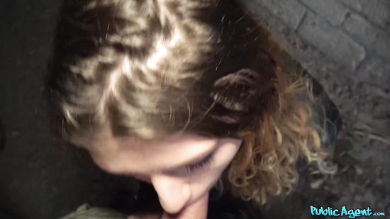 Сексапильная девушка трахается в письку с озабоченным пикапером под мостом