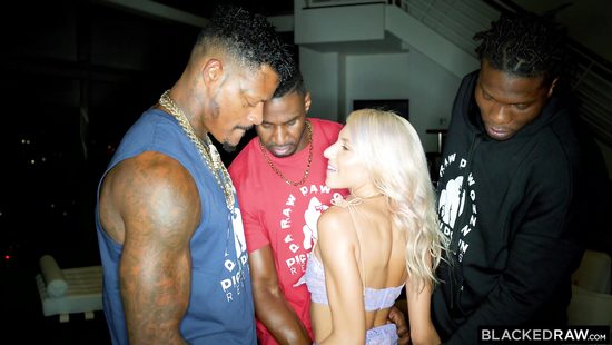 Мускулистые негры жарко трахают худенькую блонду с двойным проникновением