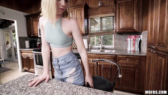 Мускулистый ловелас натягивает на большой член киску миниатюрной блондинки