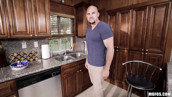 Мускулистый ловелас натягивает на большой член киску миниатюрной блондинки