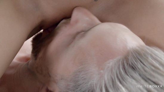 Блондинка кайфует от фейсситинга и унижения своего мужа