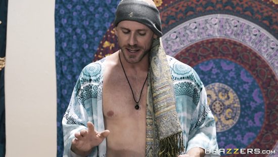 Татуированная жёнушка жарко трахается с мускулистым мужиком на сеансе терапии