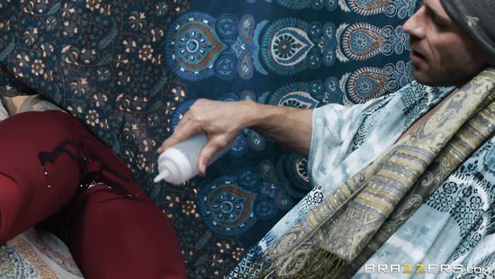 Татуированная жёнушка жарко трахается с мускулистым мужиком на сеансе терапии