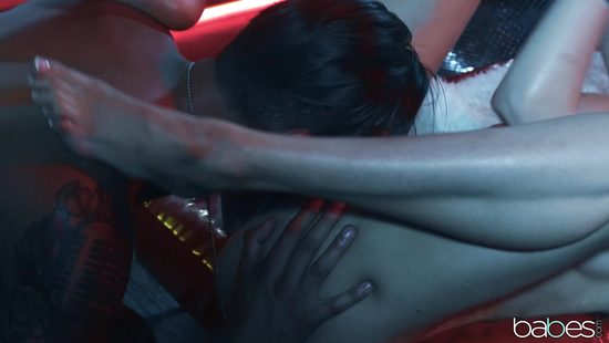 Ловелас после вечеринки оттрахал длинноногую телку и накончал в письку