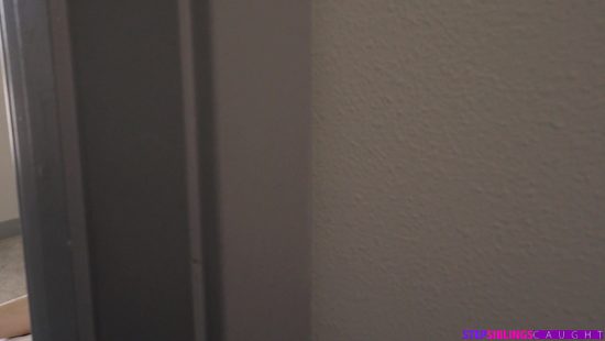 Соблазнительная худышка дала наглому дружку в узкую пилотку в туалете