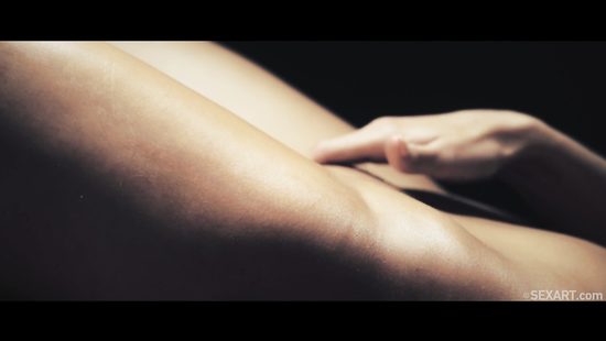 Парень возбудил блондинку эротическим массажем и отымел в бритую манду